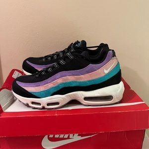 Men size 9.5 Have A Nike Day air max 95, worn